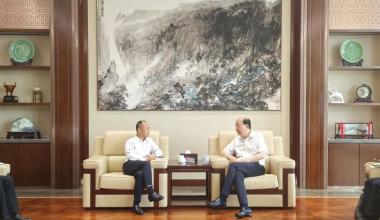 تشانغ شيتشيان ، رئيس البنك الصناعي والتجاري الصيني فرع جياشينغ ، يزور Tongkun للبحث