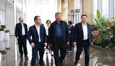 صن شاوهوا ، نائب رئيس الاتحاد الصيني للجمعيات الخيرية ، يزور تونغكون للبحث